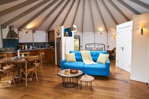 Småhus | Oppholdsområde | LCD-TV og peis