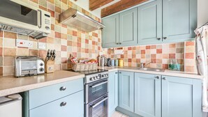 Coffee/tea maker, fridge, oven - Miller's Cottage (Looe)