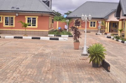 Mary queen hotels and suites 