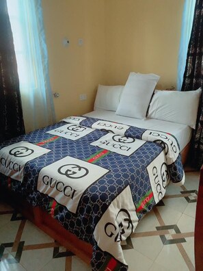 Tallelokero huoneessa, pimennysverhot, äänieristys, ilmainen Wi-Fi