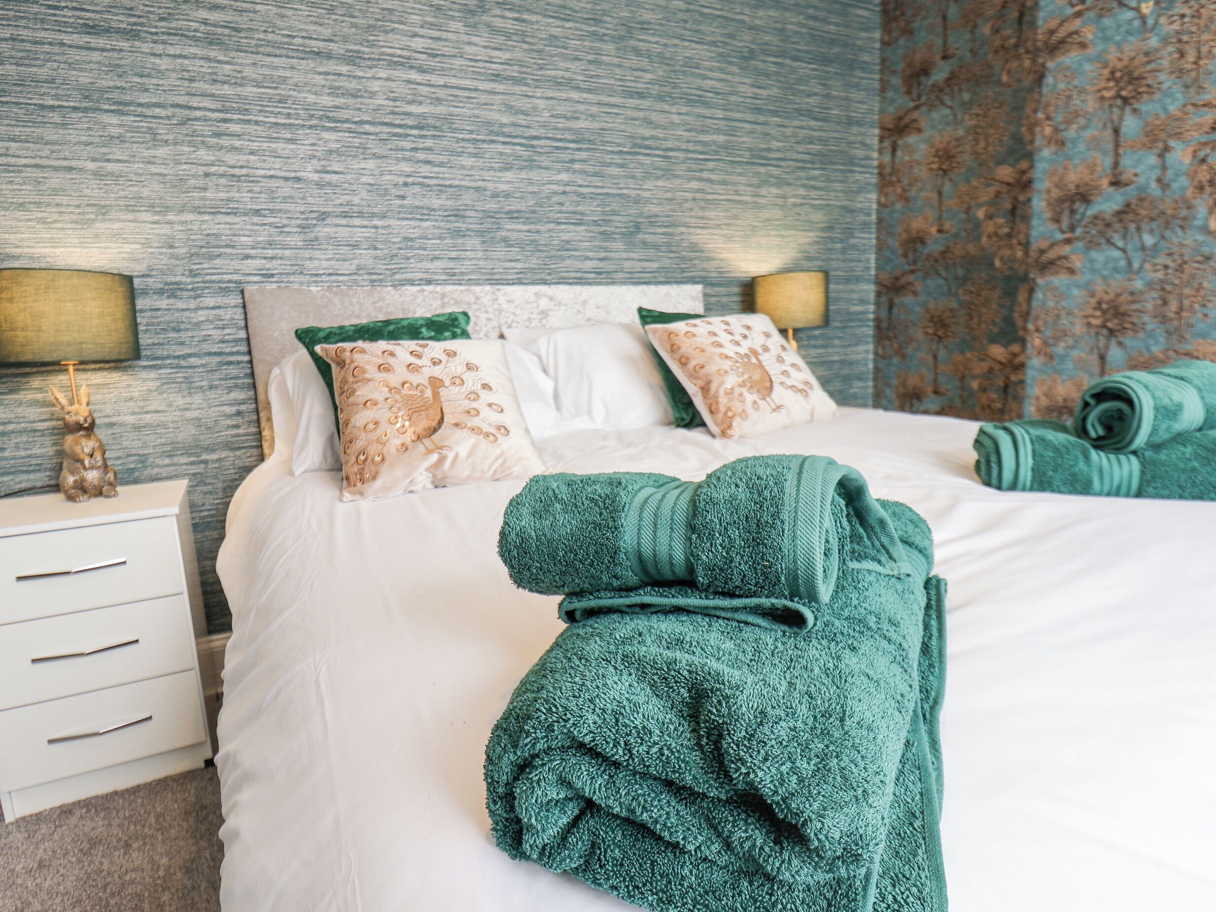 3 habitaciones, decoración personalizada y muebles diferentes 