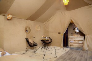 Tienda Deluxe, 1 cama doble, vistas al desierto | Escritorio, sistema de insonorización, wifi gratis y ropa de cama