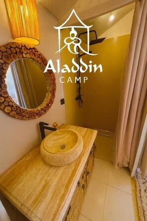 Serviettes fournies, savon, shampoing, papier toilette