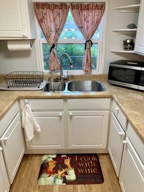 冰箱、微波炉、烤箱、炉灶