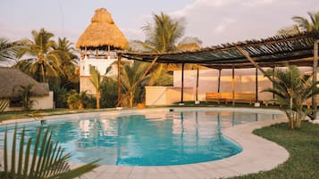 Una piscina al aire libre