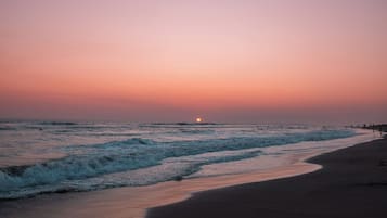 På stranden, sort sand