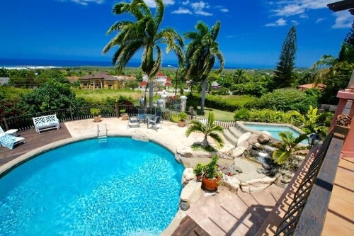 Villa Paradise- Pool, Jacuzzi & More