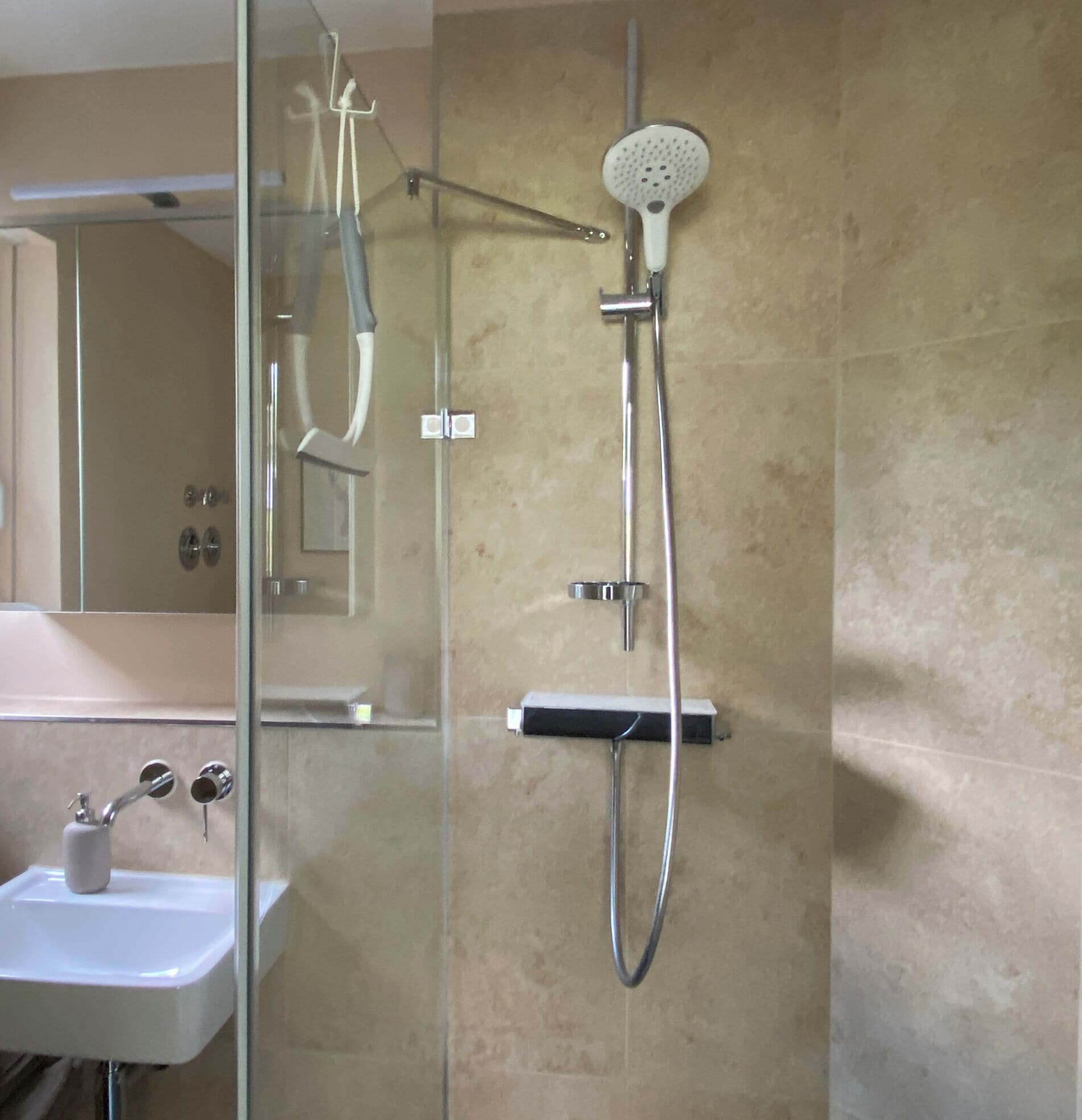 Dusche, Haartrockner, Handtücher, Seife