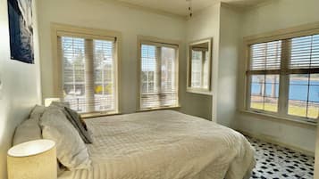 6 slaapkamers, een bureau, een strijkplank/strijkijzer, reisbedje