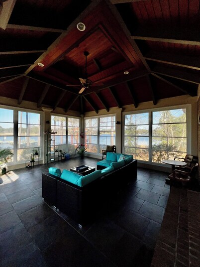 Waterfront Mansion, Saltwater Pool,Dock, Game room, Tiki Bar, Kayaks + More