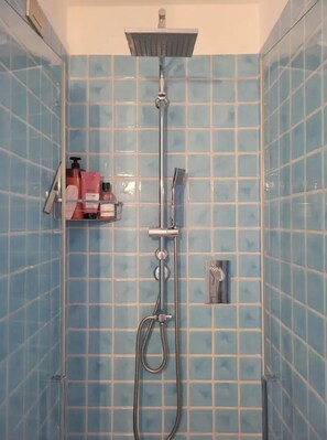 Dusche, Haartrockner, Seife