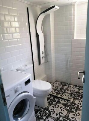 Bathroom - Angelos' Αrt Αpartment (Athina)