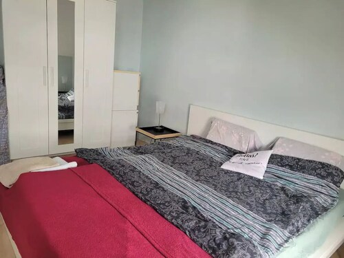 Airy Room with TV & Double Bed: Perfect for Public Transport & Pets Enthusiasts 