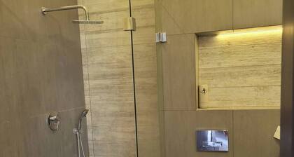 Airy Room with TV & Double Bed: Perfect for Public Transport & Pets Enthusiasts