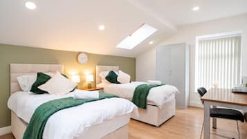 Phòng Suite Deluxe, phòng tắm riêng (Second floor) | Nệm cao su hoạt tính (memory foam), bàn