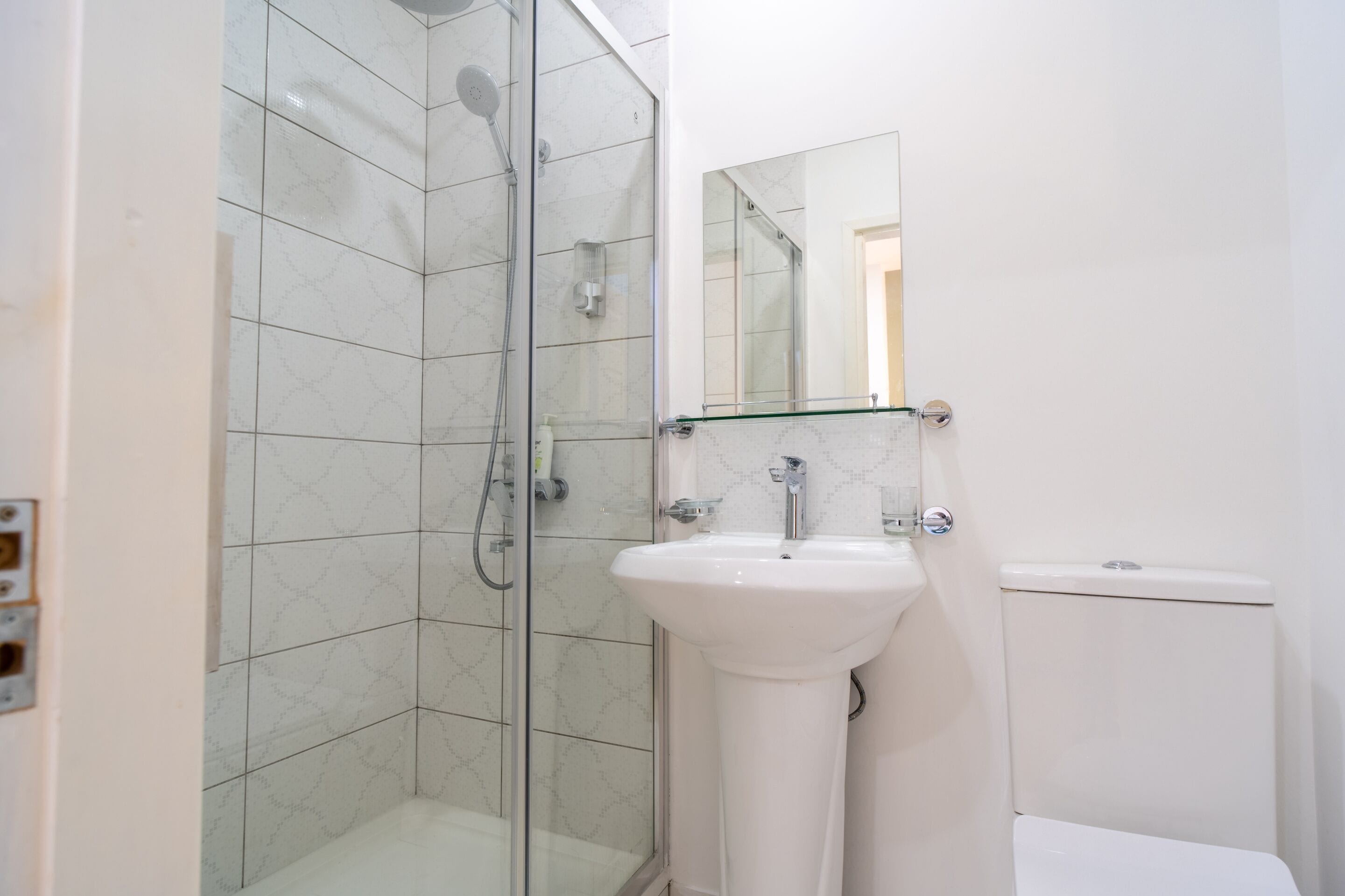 Suihku, sadesuihkupää, hiustenkuivaaja, pyyhkeet