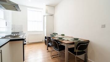 Full-sized fridge, microwave, oven, stovetop
