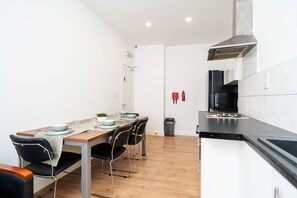 Full-size fridge, microwave, oven, stovetop