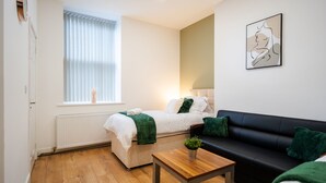 Phòng Suite Superior, có phòng tắm riêng (Ground Floor) | Nệm cao su hoạt tính (memory foam), bàn 