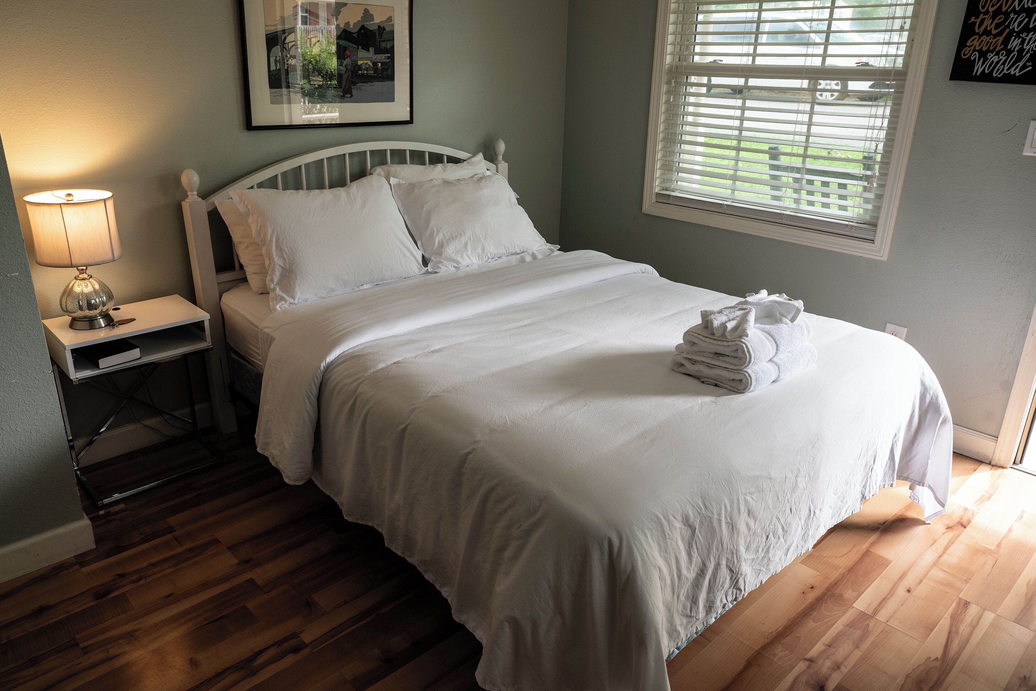 Magnolia | Iron/ironing board, bed sheets