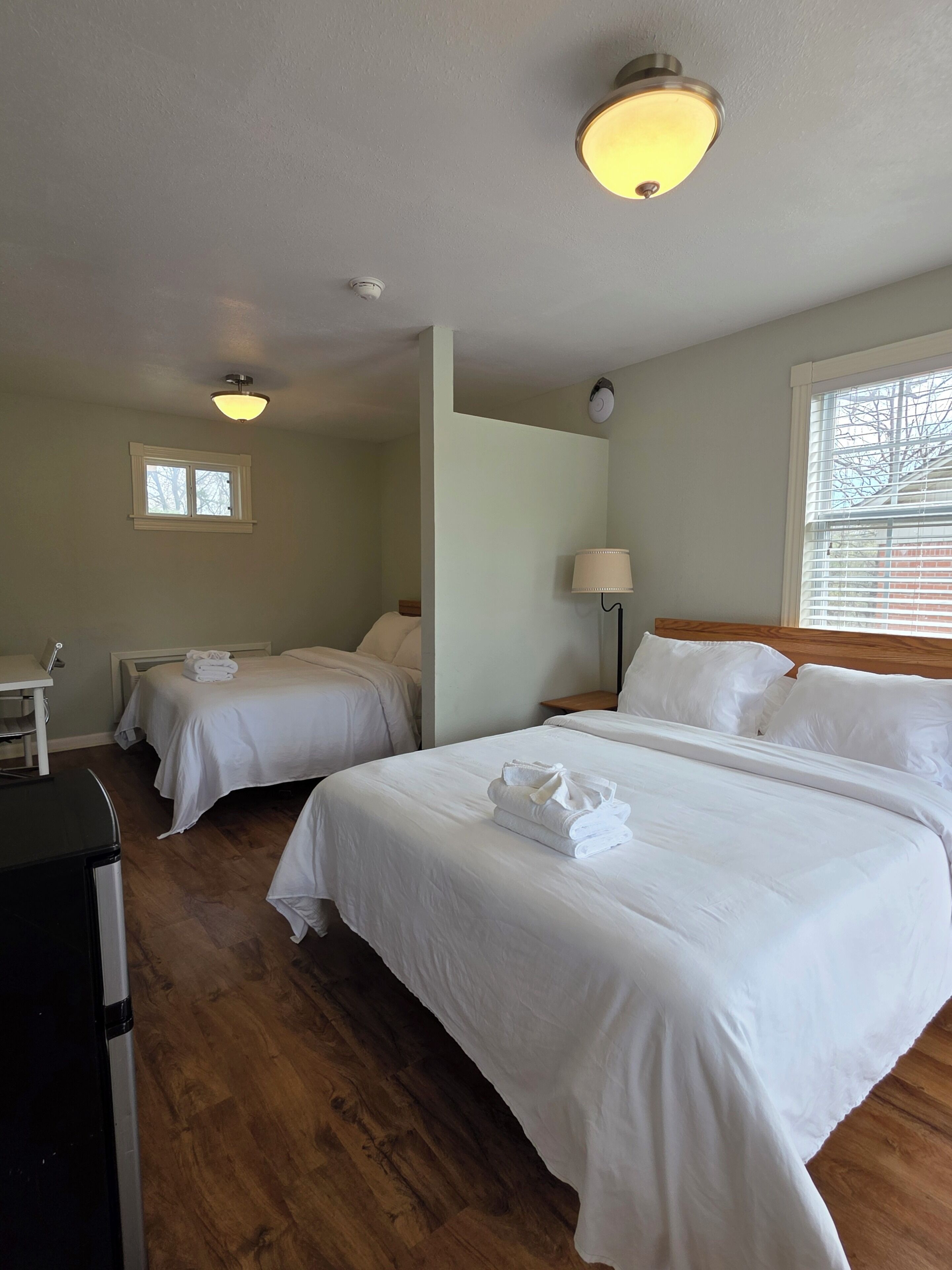 Elm | Iron/ironing board, bed sheets