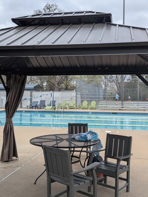 Seasonal outdoor pool, pool umbrellas, sun loungers - Mount Sequoyah Center (Fayetteville)
