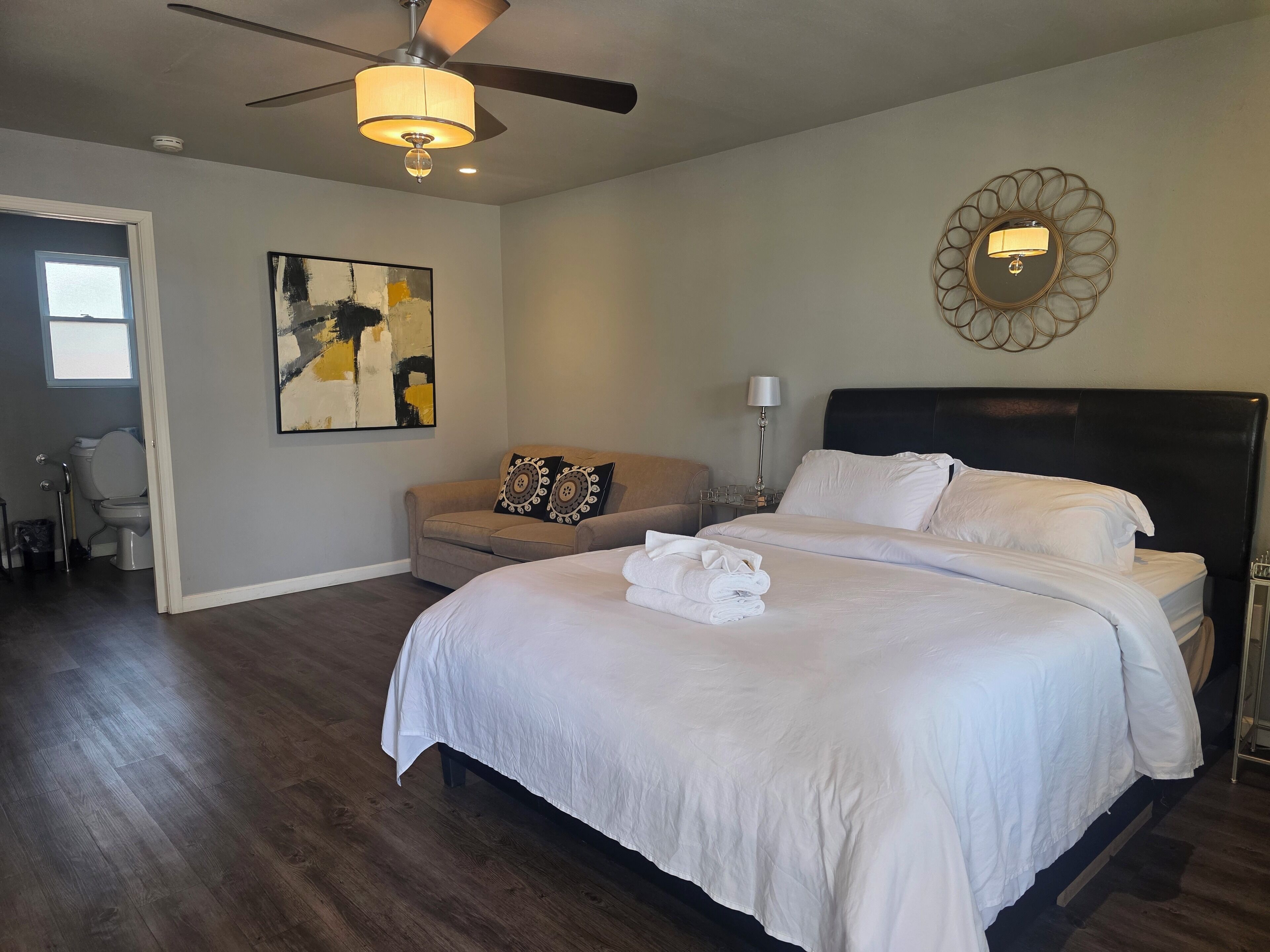 Edwards | Iron/ironing board, bed sheets