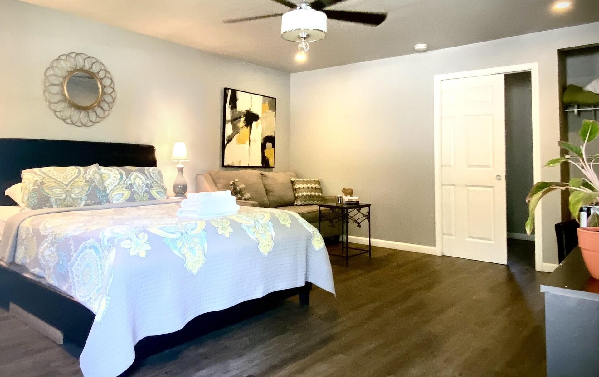 Edwards | Iron/ironing board, bed sheets