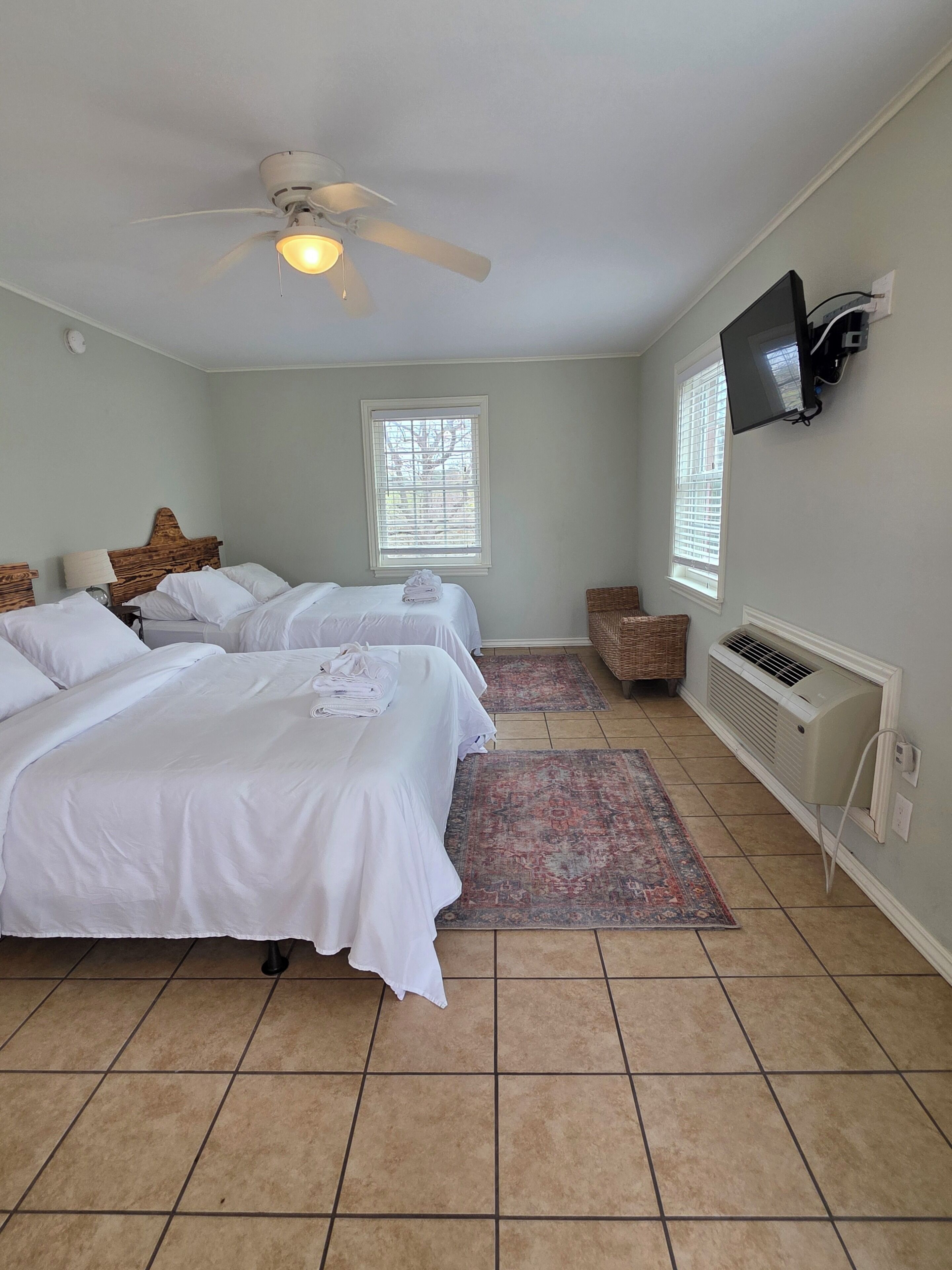 Sassafras | Iron/ironing board, bed sheets