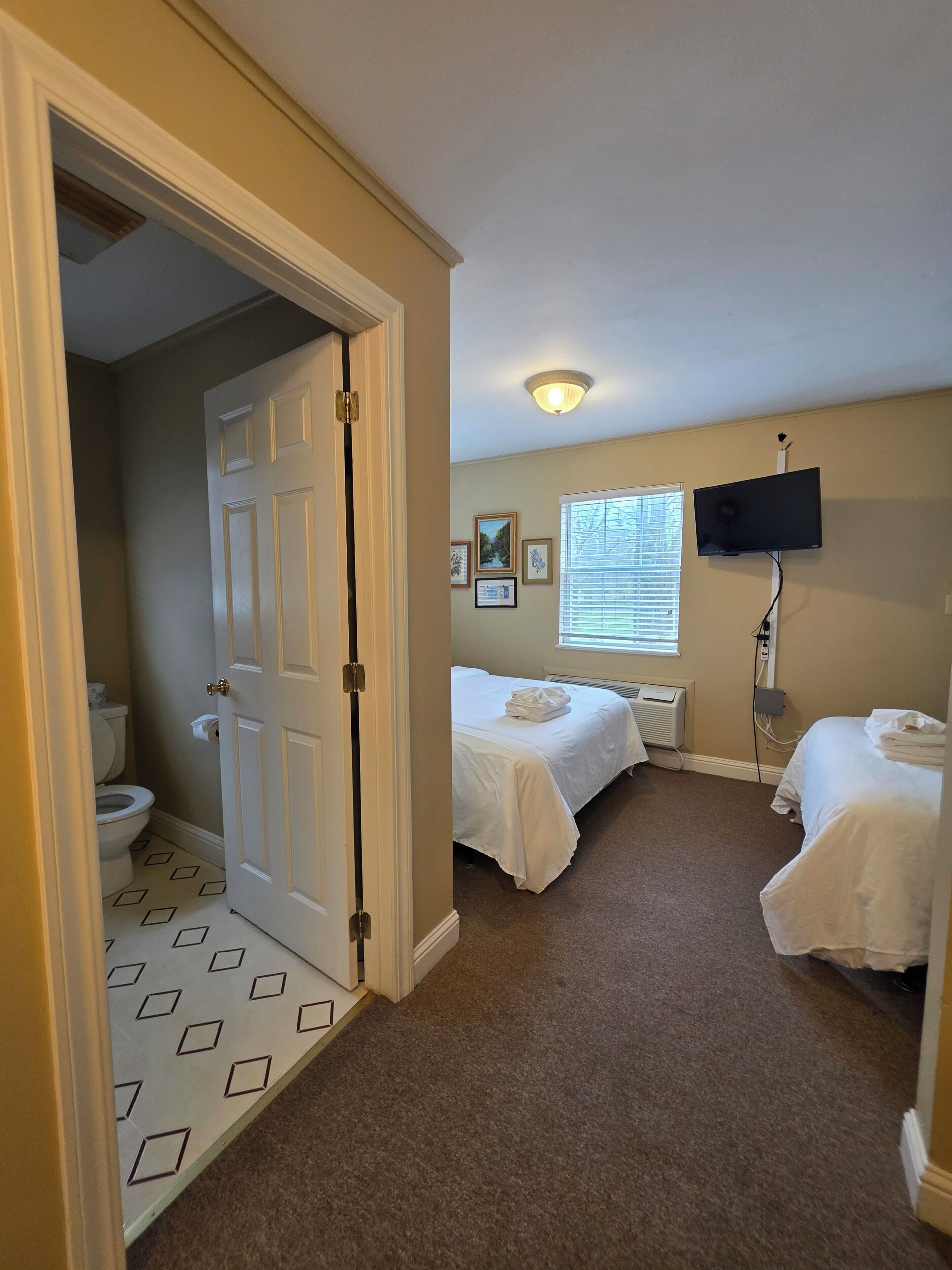 Arkansas | Iron/ironing board, bed sheets