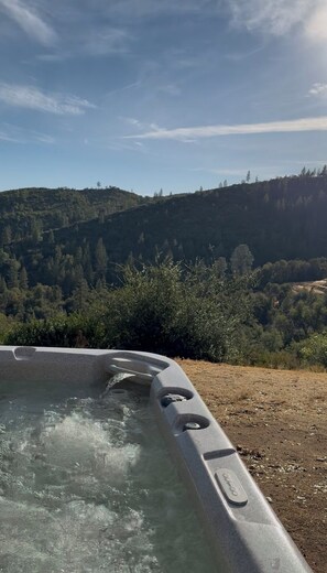 Outdoor spa tub - Secluded Mountain Home:Family & Pet Getaway w/ on-site Hiking Trails Valley View (Mountain Ranch)