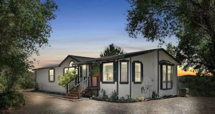 Mountain Family & Pet Home - Hot Tub - Hiking Trail - Valley Back Yard View