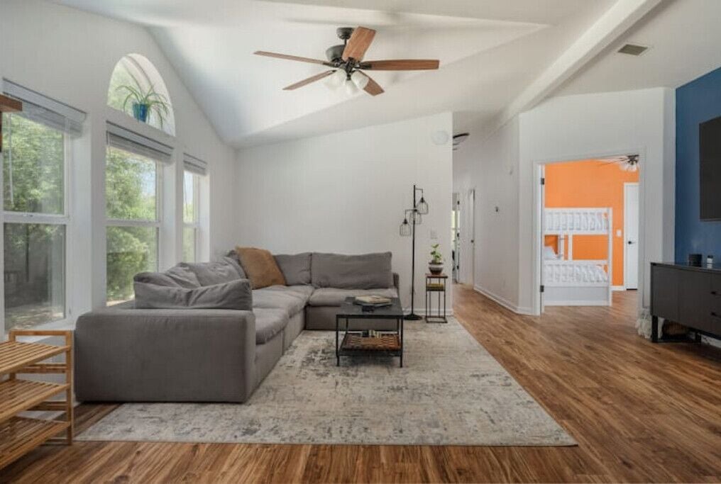 TV connectée, livres, écrans d'ordinateur