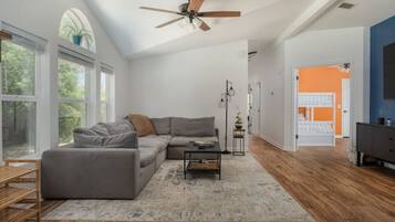 TV connectée, livres, écrans d'ordinateur