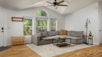 Älytelevisio, kirjoja, tietokoneen näyttö