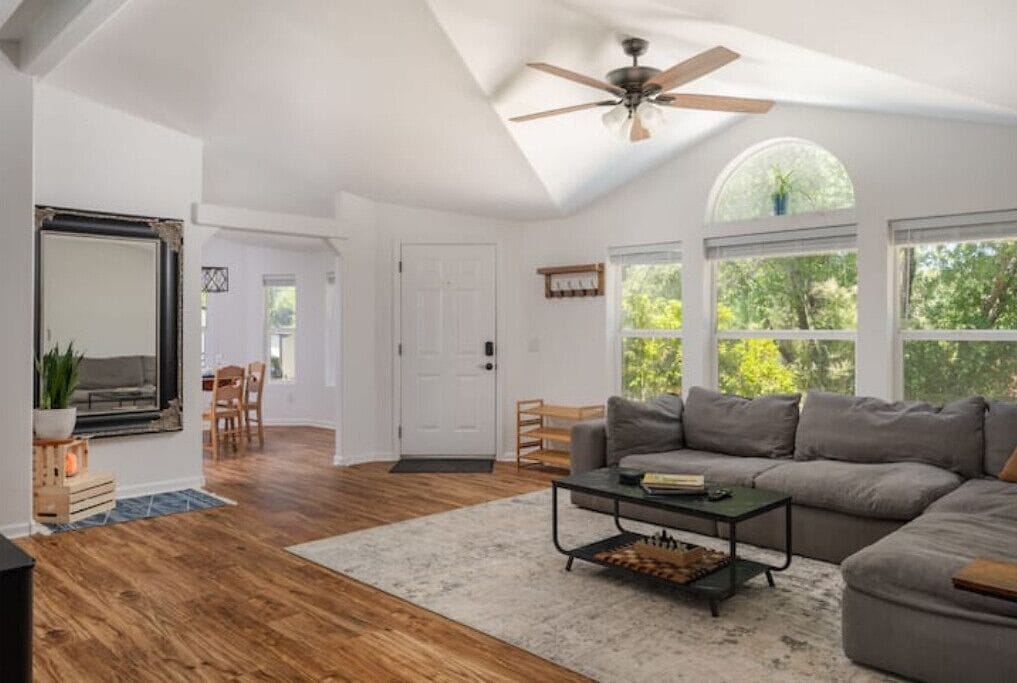 TV connectée, livres, écrans d'ordinateur