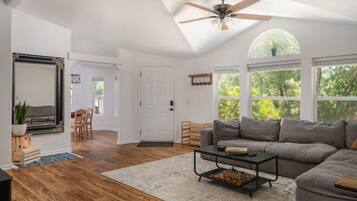 TV connectée, livres, écrans d'ordinateur