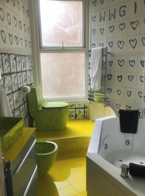 Hair dryer, towels, soap, toilet paper - Ziggla Luxury Apartments (London)