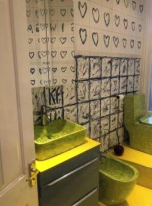 Hair dryer, towels, soap, toilet paper - Ziggla Luxury Properties (London)