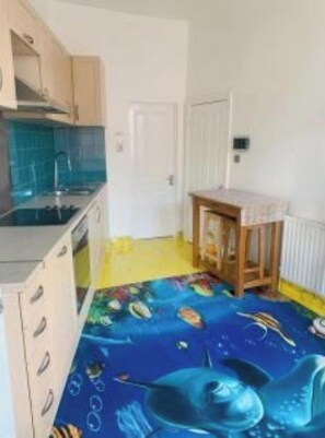 Een koelkast, een microgolfoven, een oven, een kookplaat