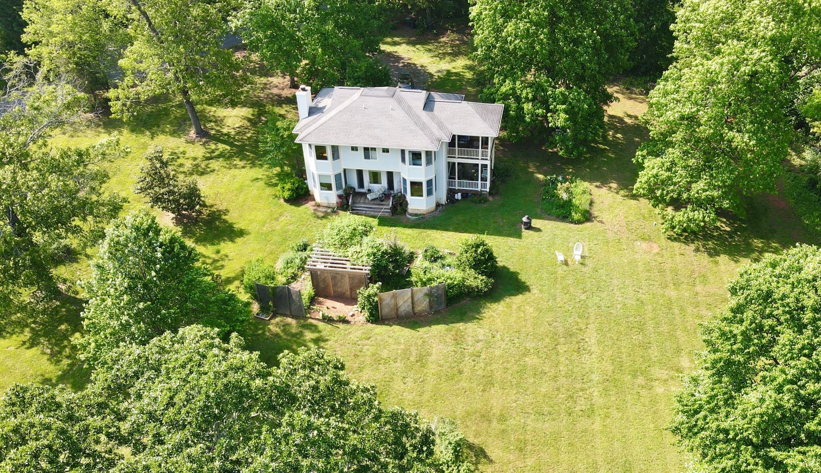 Rare Find, Gorgeous Custom designed House, minutes to C'ville & wineries 