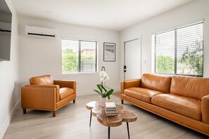 Smart TV - Papas Villa Duplex Centrally Located in Miami. Both units included. (Miami)