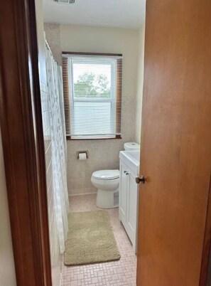 Hair dryer, towels, soap, shampoo - Simple and Cozy Home (Milwaukee)