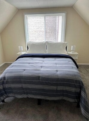 3 bedrooms, desk, iron/ironing board, free WiFi - Simple and Cozy Home (Milwaukee)