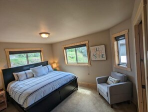 4 bedrooms, iron/ironing board, travel cot, free WiFi - Roslyn Ridge Get-A-Way w/ hot tub (Ronald)