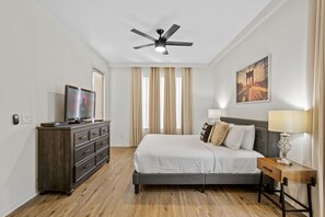 4 chambres, fer et planche à repasser, lit de bébé portatif