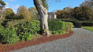 المنطقة المحيطة بالمنشأة