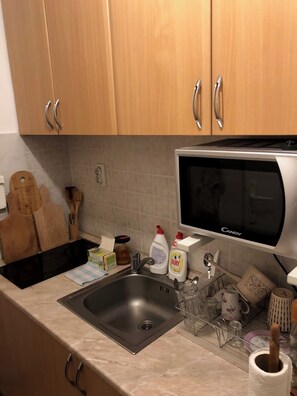 Mikrowelle, Herdplatte, Kochgeschirr/Geschirr/Besteck