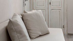 Un lit avec un matelas blanc et deux oreillers beige.