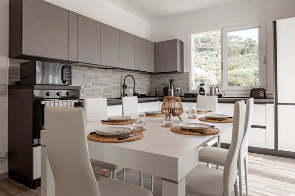 Kühlschrank, Mikrowelle, Ofen, Herdplatte